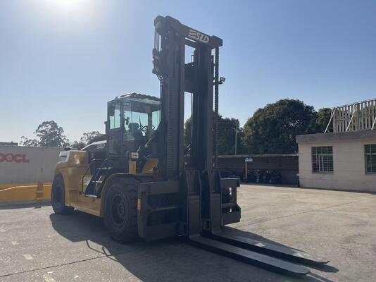 น้ําหนักการใช้งาน 15000kgs โฟร์คลิฟท์ยกหนัก ตัวเลือกที่กําหนดเอง ให้ผลงานและความปลอดภัยในการจัดการวัสดุหนัก