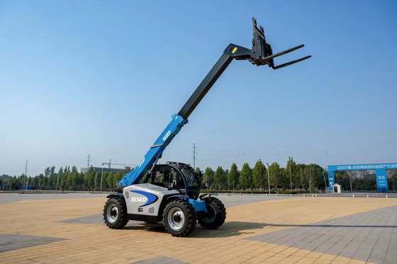 รถยกเทเลสโคปแบบ Telehandler สำหรับภูมิประเทศขรุขระ Mini 4x4 2.5 Tons 6m Lifting Height