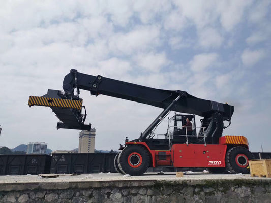 คอนเทนเนอร์ Reach Stacker กับ CUMMINS QSM11-330 เครื่องใหม่ Kessler L102 Axle ZF 5WG261 AUTO